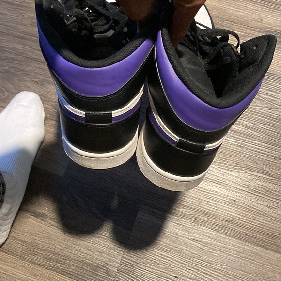 Jordan 1s mid to up for grabs - Picture 3 of 3